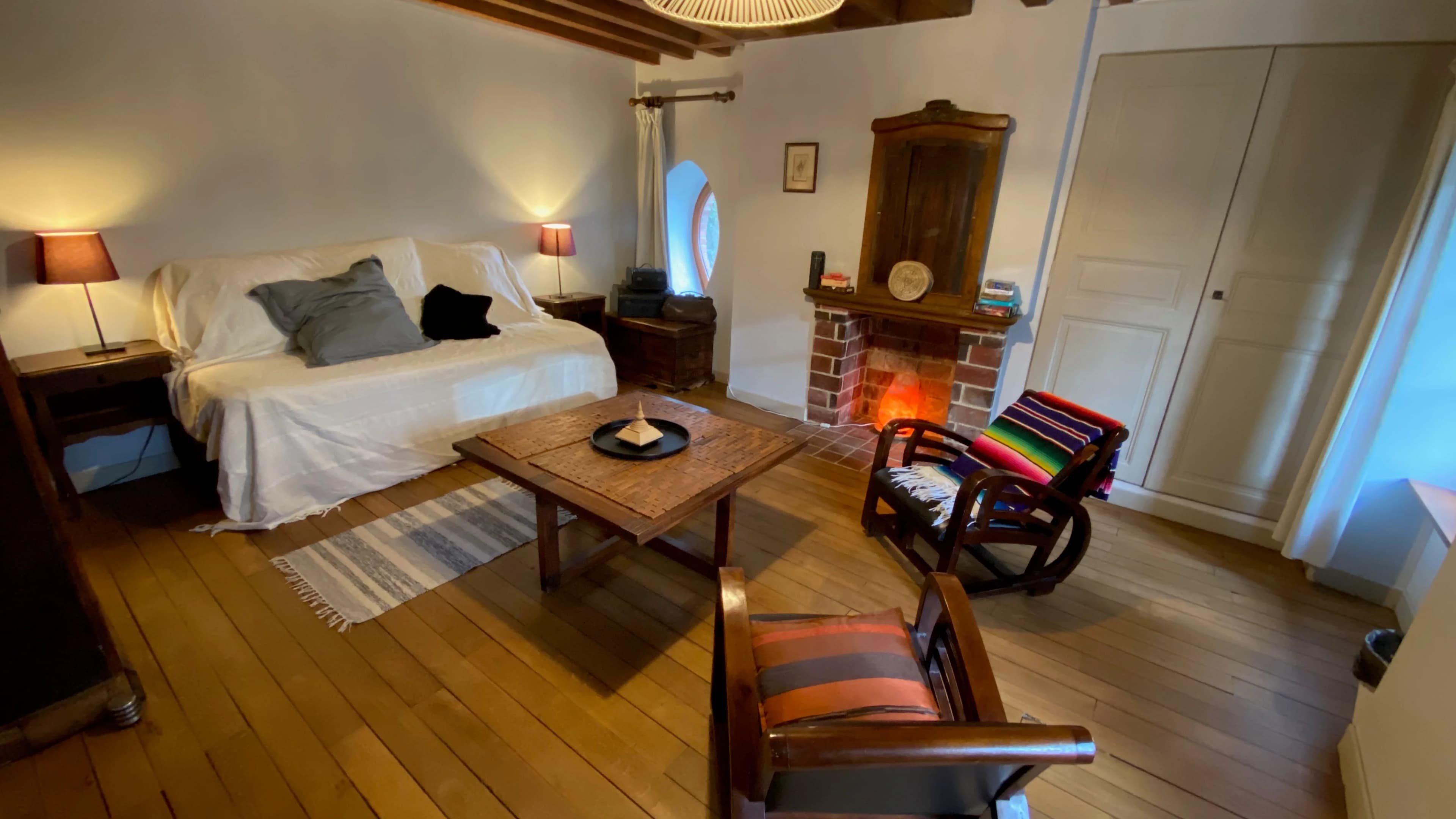Le cabinet du Moulin d’en Bas : canapé, fauteuils et cheminée, préparés pour une séance.